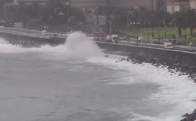 Inician la reparación de los daños por el oleaje en la Avenida Marítima